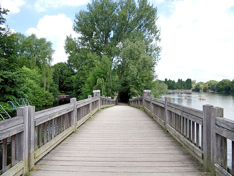 File:Fußgängerbrücke Alte Alster im Haynspark.jpg