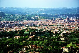 Florence vue depuis Fiesole : le dôme de Florence à droite ; Palazzo Vecchio au centre droit ; Forte Belvedere au centre ; à gauche, la grande synagogue aux coupoles vertes.