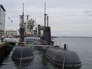 HMS Västergötland och HMS Uppland vid flottbesök i Malmö 2003. I bakgrunden HMS Belos.