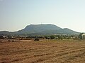 En primer pla el puig d'en Bord i a darrere el puig de Randa, des de Montuïri