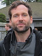 Eion Bailey interprète Teddy Weizak