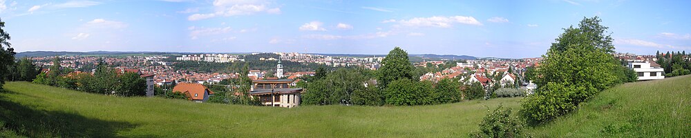 Vido al la norda granitsienita ebena parto de Třebíč el Strážná hora; en fono estas videblaj ampleksaj arbaroj kaj loĝdomaroj konstruitaj sur bazo, el kiu liberiĝas problema radono.