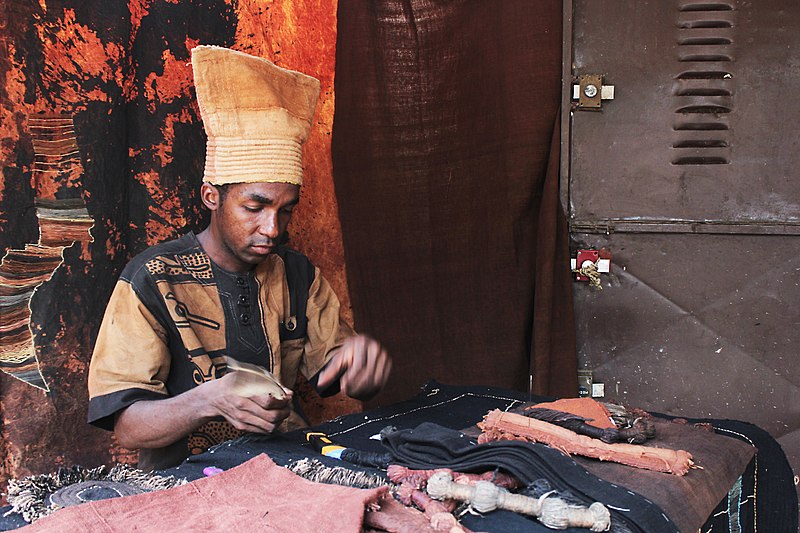 File:Un artisan travaillant du bogolan.jpg