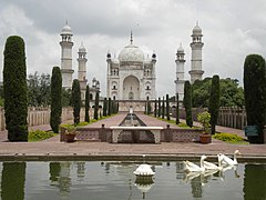 বাগানের পুকুরে রাজহাঁস সহ সমাধি