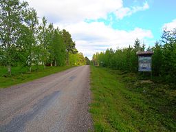 Välkomstskylt till Huuki. Fotot taget i juni 2016.