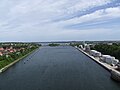 Der NOK mit den Schleusen in Kiel-Holtenau und seiner Mündung in die Kieler Förde; Blickrichtung Osten