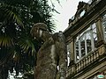 Escultura no xardín.