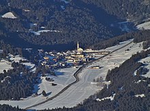 Le village de Sardières sous la neige, vu des hauteurs.