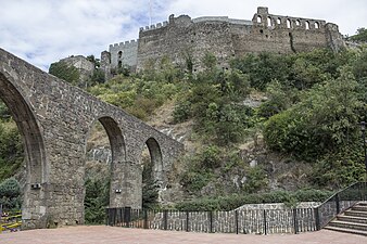 Stadsmuren en aquaduct in Zagnos-park