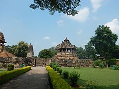 Les petits temples de Lakshmi à g. et Nandi à d. qui regardent le Vishvanatha.