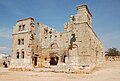 La façade avec les deux tours et la porte qui suit le narthex.