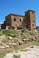 Iglesia dentro del recinto amurallado