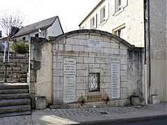 La fontaine du bourg.