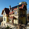 Villa mit Gartenpavillon, terrassiertem Garten und Einfriedung