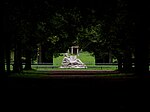 Lindenallee und Neptunbrunnen, im Hintergrund der Monopteros