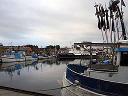 Nogersunds hamn med fiskefartyg och färjan till Hanö