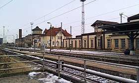 Empfangs- und Dienstgebäude, hinten Lokschuppen mit Wasserturm (2012; alles abgerissen 2017)