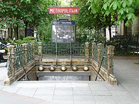 L'entrée principale de la station sur la place Jacques-Bainville.