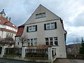 Villa mit Einfriedung, Terrasse und Stützmauer