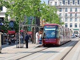 Tranvía sobre neumáticos de tecnología Translohr, en Clermont-Ferrand, Francia.