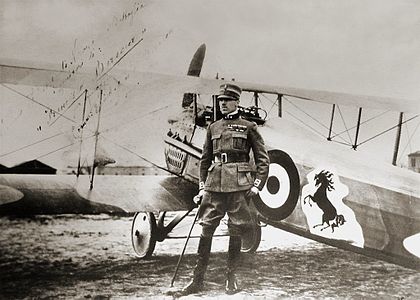 Francesco Baracca al costat del seu avió de caça SPAD S.XIII