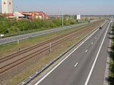 Die A12 verläuft in Verkehrswegebündelung neben der Eisenbahnlinie 11