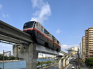 壺川駅に到着する沖縄都市モノレール1000形電車