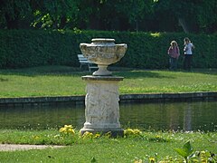 Figur zwischen Parterre und Spiegelteich