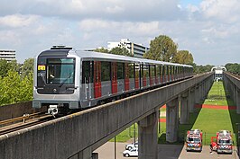 Treinstel 109-110 (type M5) op het metroviaduct tussen Ganzenhoef en Kraaiennest.