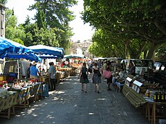 Marché de Grignan de l'enclave des papes