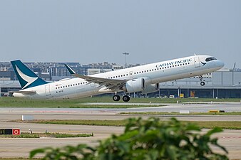 這架國泰航空A321neo安裝3號艙門，且機翼上配置1對並排的緊急出口(方案3，座位數：202，最大允許座位數: 220)。