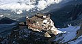 17. Az Aiguille du Midi egyik alacsonyabb fekvésű magaslata a kötélvasút végállomásával a 3842 méter magas csúcsról letekintve (Mont Blanc, Franciaország) (javítás)/(csere)