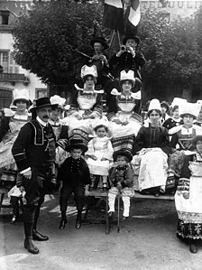 Les Fêtes Bretonnes de Pont-Aven : les joueurs de biniou, les deux Reines des Ajoncs et Théodore Botrel (photographie datant de 1922)