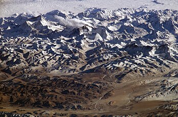 Le plateau du Tibet (premier plan) et les massifs de l’Himalaya, vus depuis la Station spatiale internationale (ISS). (définition réelle 1 000 × 662*)