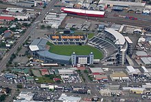 Photographie aérienne d'un stade dans une ville.