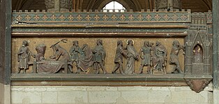 Bas-relief représentant, de gauche à droite, saint Quentin sur une table en train d'être flagellé, saint Quentin mené dans une très petite pièce.