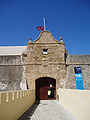 Castillo de Santa Catalina. La bandera ondea a media asta por la muerte de seis soldados del Ejército español en el Líbano (junio de 2007).