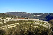 La citadelle surplombe les couches ployées de l'anticlinal du mont Saint-Étienne.