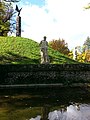 Statue des Herakles an der ehemaligen Bastei. Links steht das Befreiungsdenkmal