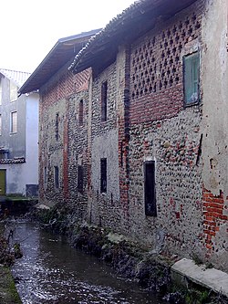 Kanal sa Via Cavour sa Fara Novarese