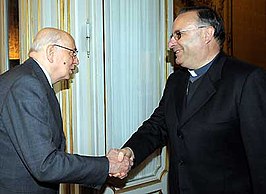 Francesco Montenegro (rechts) schudt de hand van president Giorgio Napolitano.