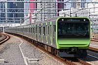 2015年から使用されているE235系電車 （2021年 高輪ゲートウェイ駅）