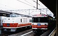 キハ183形1500番台（右）とキハ183形0番台塗色変更車（左）（函館駅）