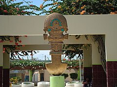 Escultura del tumi lambayeque en la plaza principal de la localidad de Íllimo