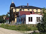 Le château Albert, dessiné par Nazaire Dugas en 1906, et la station-service Irving Oil, conçue par Samuel Roy en 1939.