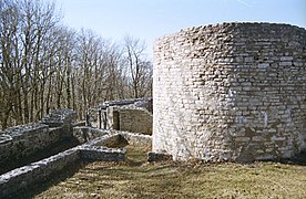 Bergfried und Gebäude der Originalburg