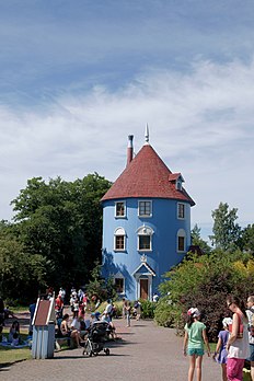 La maison des Moumines, à l'échelle humaine, dans le parc à thème Muumimaailma à Naantali, en Finlande. (définition réelle 2 000 × 3 000)