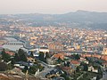 Á esquerda, de arriba a abaixo, ponte dos Tirantes, de Santiago e do Burgo.