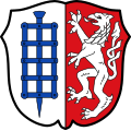 Hinten ein silberner Greifenlöwe im Wappen von Ingenried