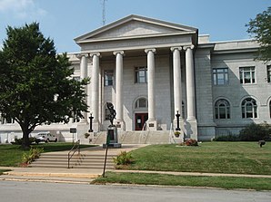 Das Leavenworth County Courthouse in Leavenworth, gelistet im NRHP Nr. 02000394[1]